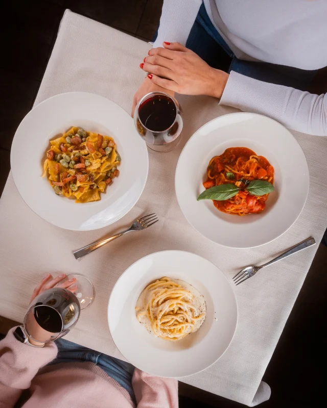 "Ma sì dai, così assaggiamo un po' di tutto".E fu così che, finita la cena, rotolarono via dal tavolo. Piene, ma felici.🫵🏻 Tagga nei commenti la persona con cui divideresti un tris di primi da Accademia.⏰ Siamo aperti tutti i giorni:🔸 Pranzo: 12.00 - 15.00🔸 Cena: 18.30 - 23.00-"Oh, come on - let’s taste a bit of everything!"And just like that, they rolled away from the table after dinner. Full, but happy.🫵🏻 Who would you share three pasta dishes with? Tell us in the comments.⏰ We’re open every day:🔸 Lunch: 12:00 - 15:00🔸 Dinner: 18:30 - 23:00#RistoranteAccademia #AccademiaFirenze #AccademiaFlorence...#ItalianCuisine #ComfortFood #Foodie #Tradizioni #TradizioniItaliane #FoodPhotography #Foodstagram #InstaFood #Pasta #Primi #Tris #Mangioni #GrandiCene #PastaLovers