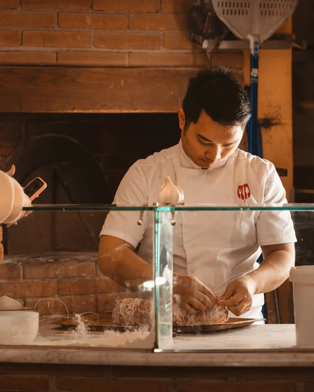 🏟 Il fenomeno, il fenomeno, il fenomenooo!👨🏻‍🍳 Il bomber di Accademia: un leader in cucina e fuori, fuoriclasse tra primi e secondi. Ambidestro, instancabile, pronto a lottare su ogni piatto. Quando scende in campo, la curva esplode!🫵🏻 Vieni a vederlo all'opera: Jondel cucina bonito!⏰ Siamo aperti tutti i giorni:🔸 Pranzo: 12.00 - 15.00🔸 Cena: 18.30 - 23.00-🏟 "He scores when he wants!"👨🏻‍🍳 Accademia’s top scorer: a true leader inside and outside the kitchen, a star with both starters and mains. Ambidextrous, relentless, ready to score with every dish. When he steps in, the crowd goes wild!🫵🏻 Come see him in action — Jondel cooks bonito!⏰ We’re open every day:🔸 Lunch: 12:00 - 15:00🔸 Dinner: 18:30 - 23:00#RistoranteAccademia #AccademiaFirenze #AccademiaFlorence...#ItalianCuisine #ComfortFood #Foodie #Tradizioni #TradizioniItaliane #FoodPhotography #Foodstagram #InstaFood #Fenomeno #Futbol #Chef #MVP #Bomber #Cooking #Capitano #JogaBonito